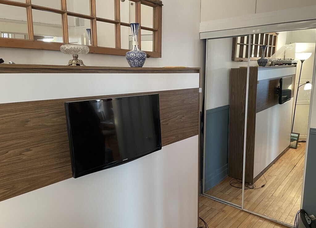 With wall double bed closed / Avec lit double mural fermé