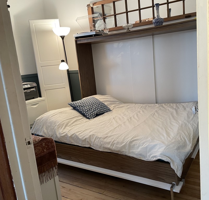 Smaller room with wall double bed / Petite pièce avec lit double mural