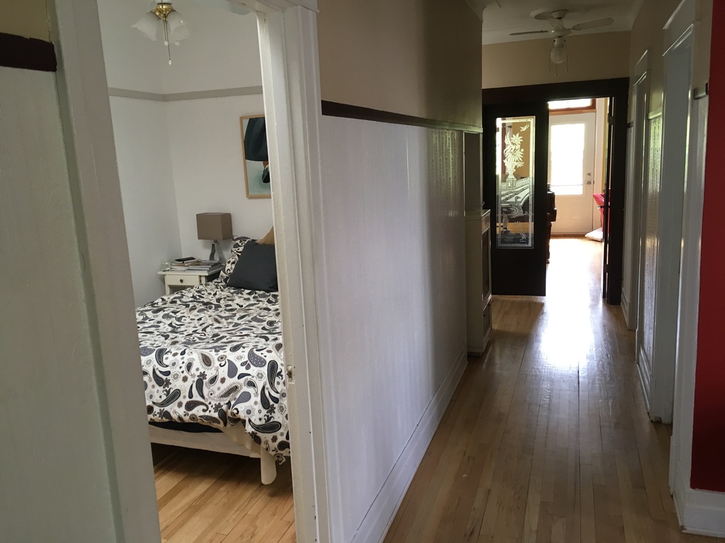 Bedroom with extra-long double bed / Chambre avec lit double extra-long