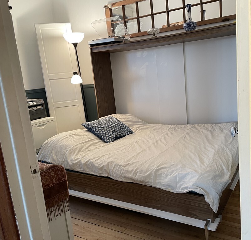 Smaller room with wall double bed / Petite pièce avec lit double mural