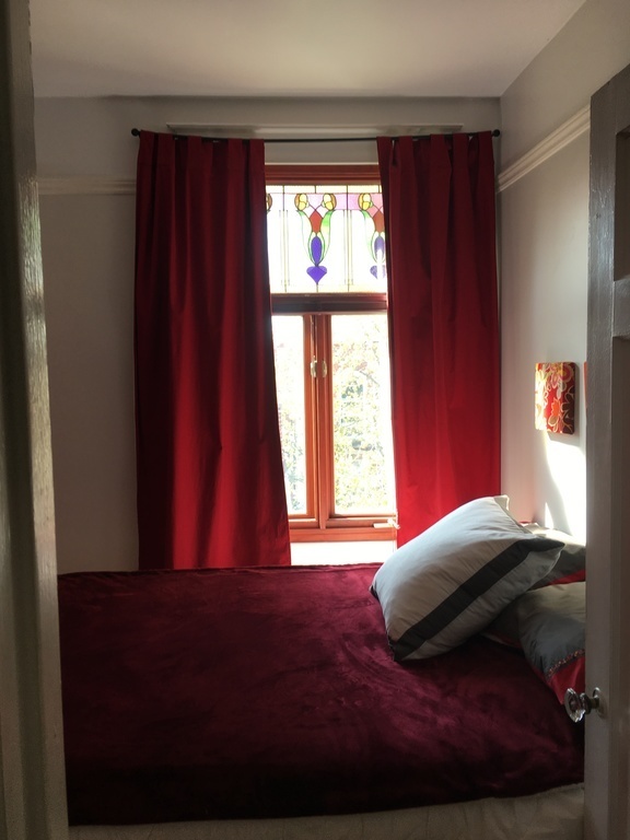 Bedroom with Queen bed / Chambre avec lit Queen