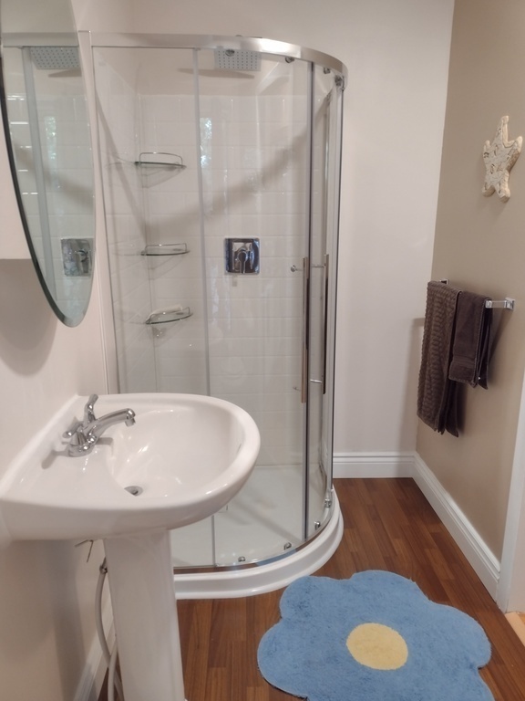 Suite bathroom with shower