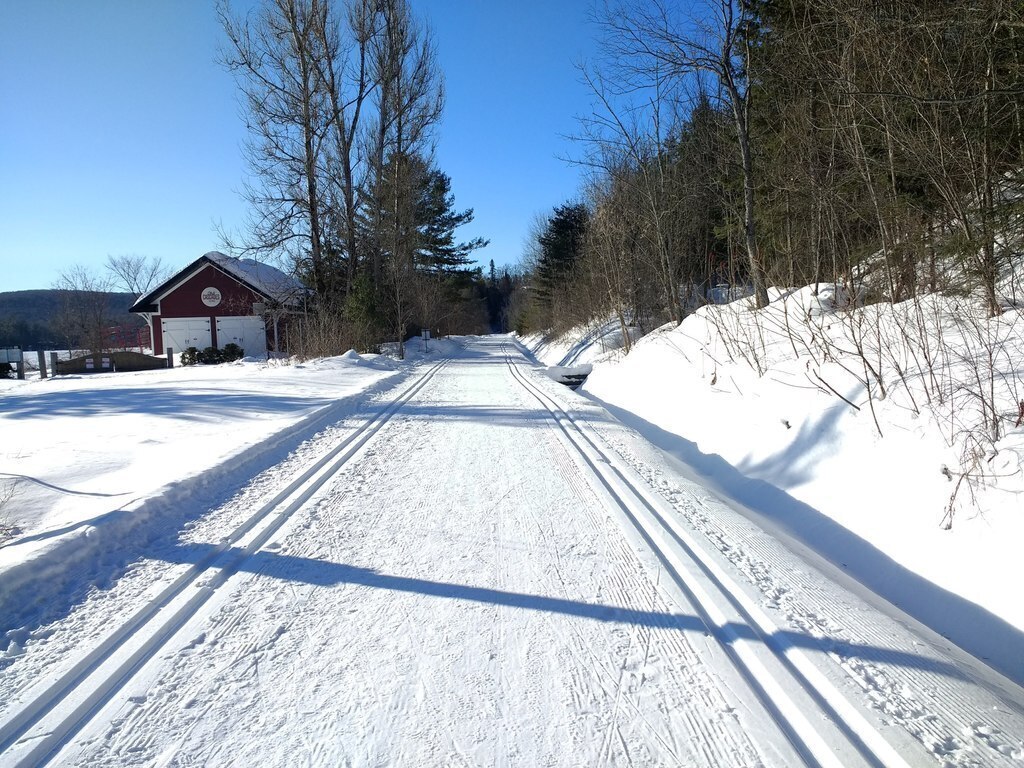 20 km Riverside Community biking/walking/skiing trail- 5 minute walk away