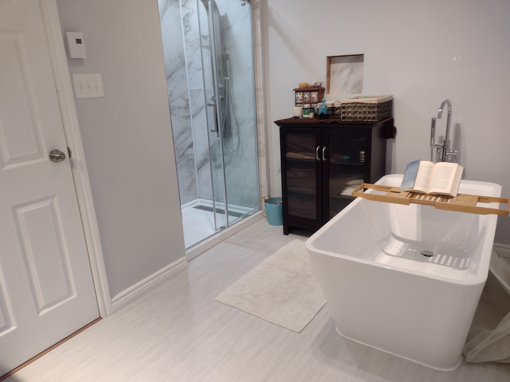 Main bedroom bathroom