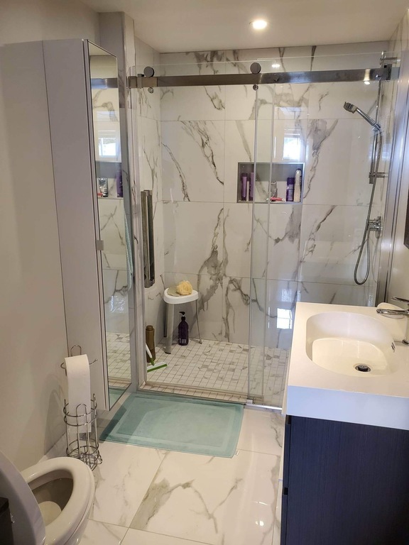 Salle de douche sous-sol