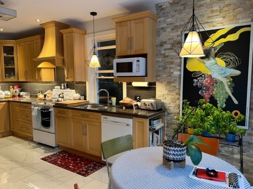 Main floor kitchen eating area