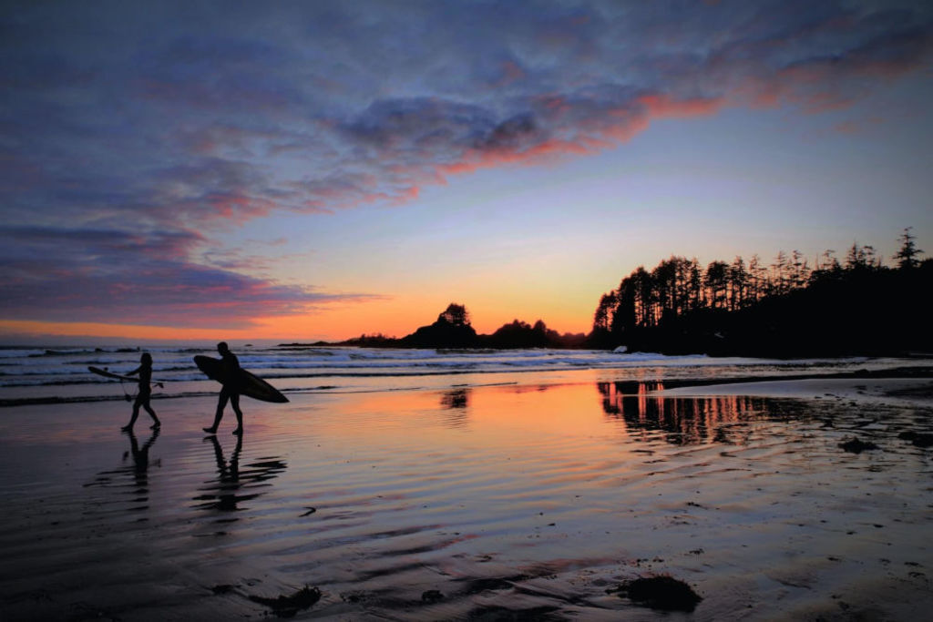 Long Bech Tofino surfing