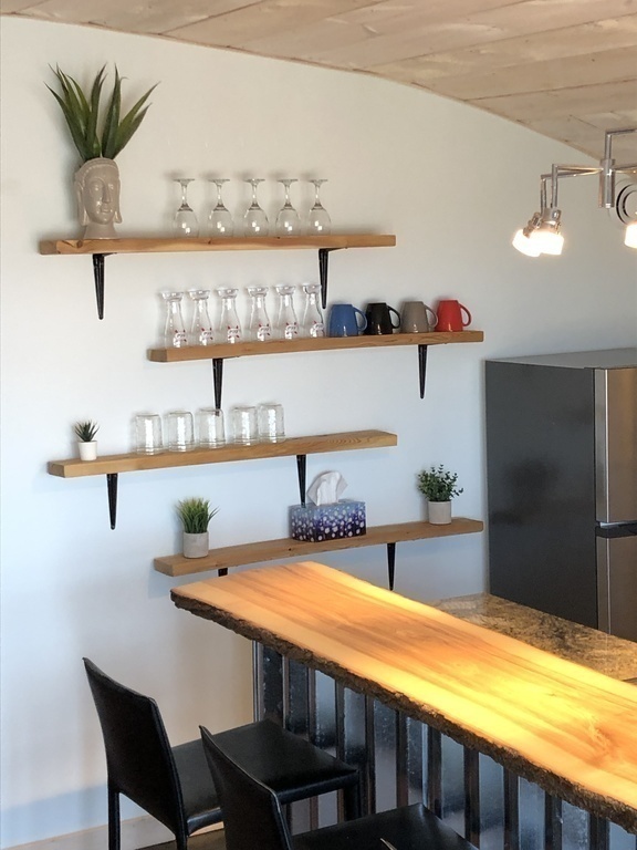 Kitchen bar/eating area