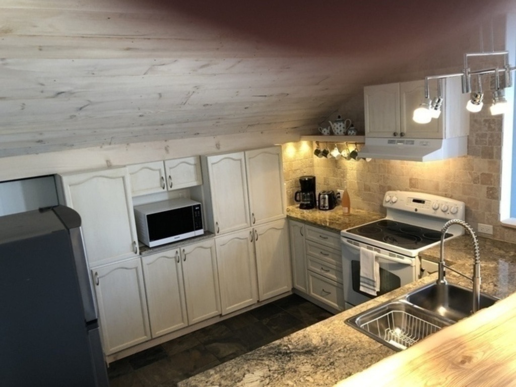 Well equipped kitchen with granite countertops