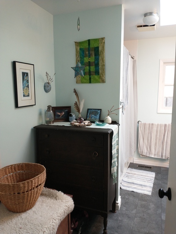 Upstairs bathoom, with skylight