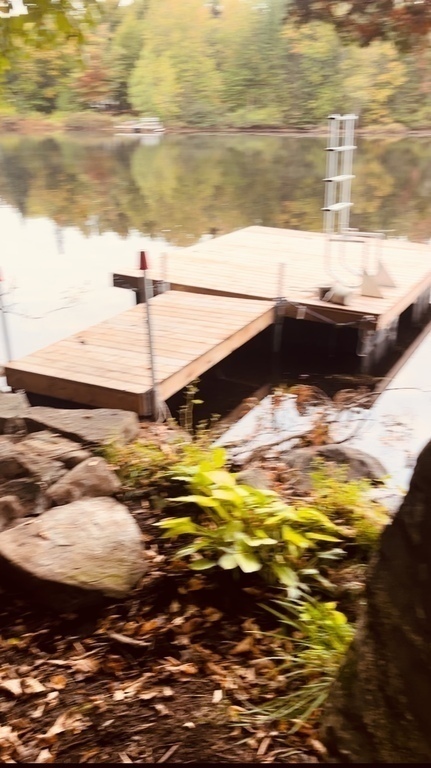 Quai-ponton  sur le bord du Lac