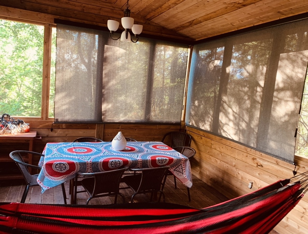 Salle à manger extérieur dans gazebo