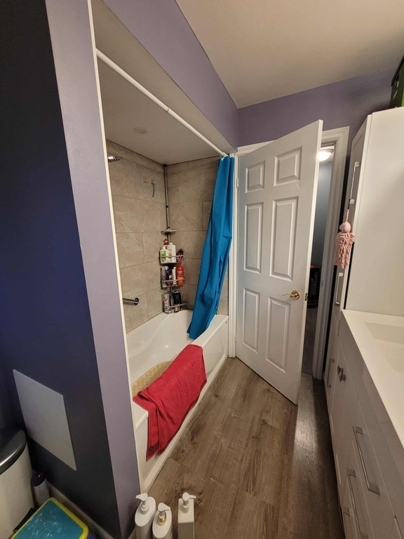 Bathroom with tub, double sink and toilet