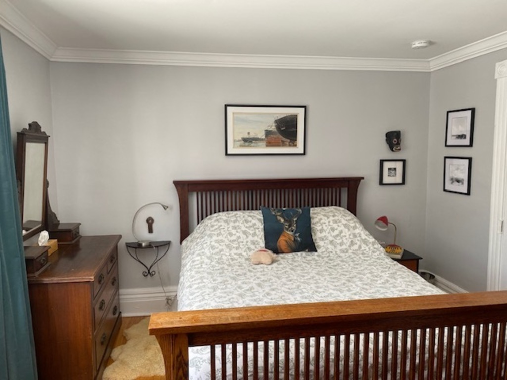 Main bedroom with queen sized bed.