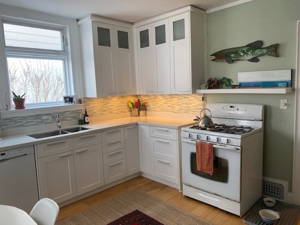 Fully equipped kitchen, with a gas stove, and microwave.