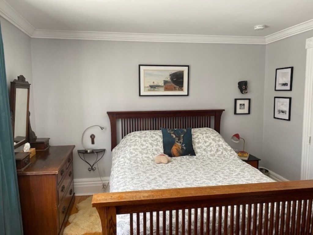 Main bedroom with queen sized bed.