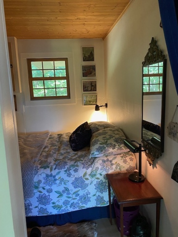 Small cozy middle bedroom with double bed,