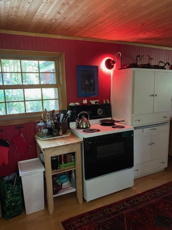Fully equipped cottage kitchen. 