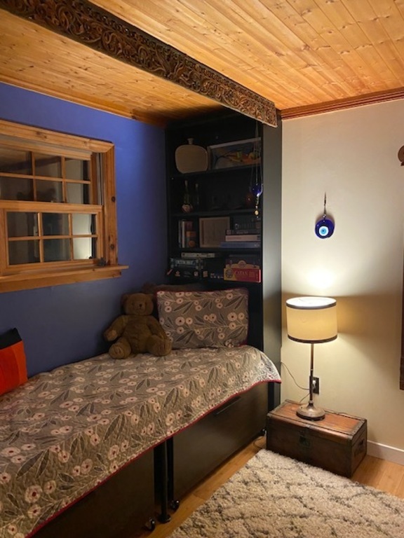 Single elevated bed off main bedroom. Lots of games, puzzles and books. 