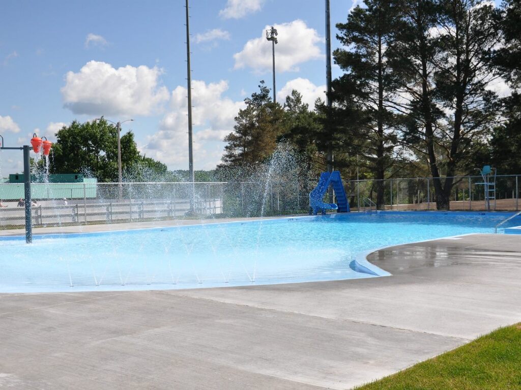 Community pool free and guarded 5 minutes away walking