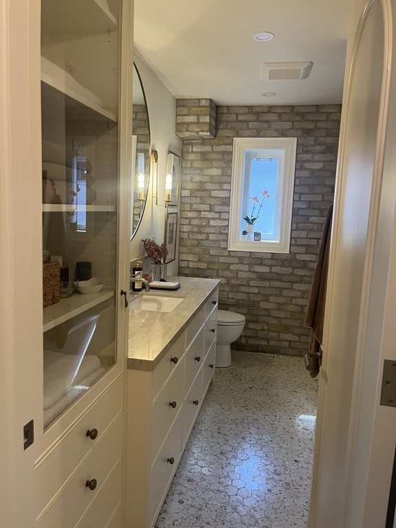 Primary bathroom tub/shower combo 