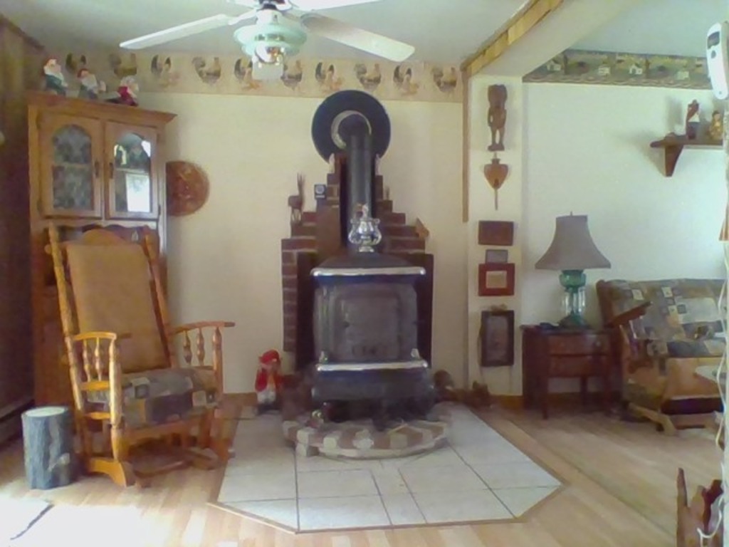Chauffage électrique muni d'un poêle a bois antique 1906 de marque Modern Glenwood.