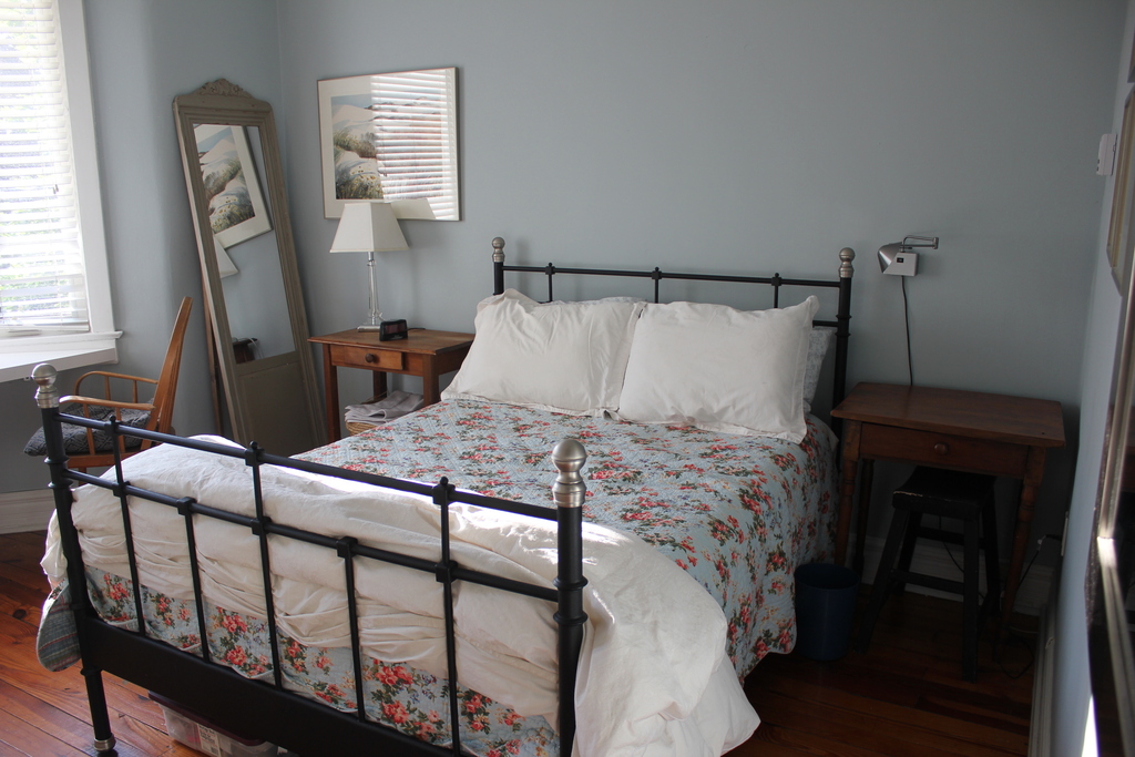 primary bedroom with queen bed