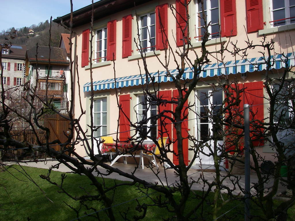 Le devant de notre maison avec la vue sur le lac et les montagnes