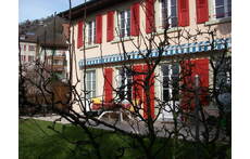 Le devant de notre maison avec la vue sur le lac et les montagnes