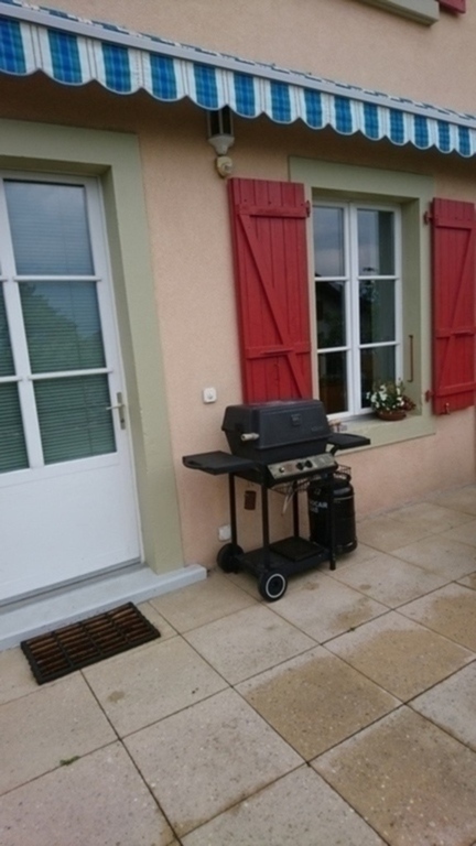Le grill devant l'entrée côté jardin