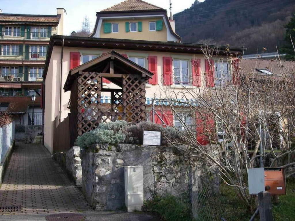 Notre habitation avec les volets rouges 