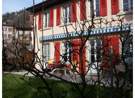 Le devant de notre maison avec la vue sur le lac et les montagnes