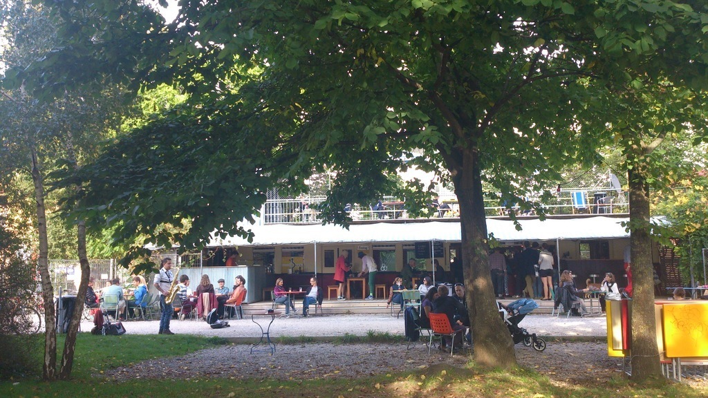 Cafés und Livemusik am Fluss