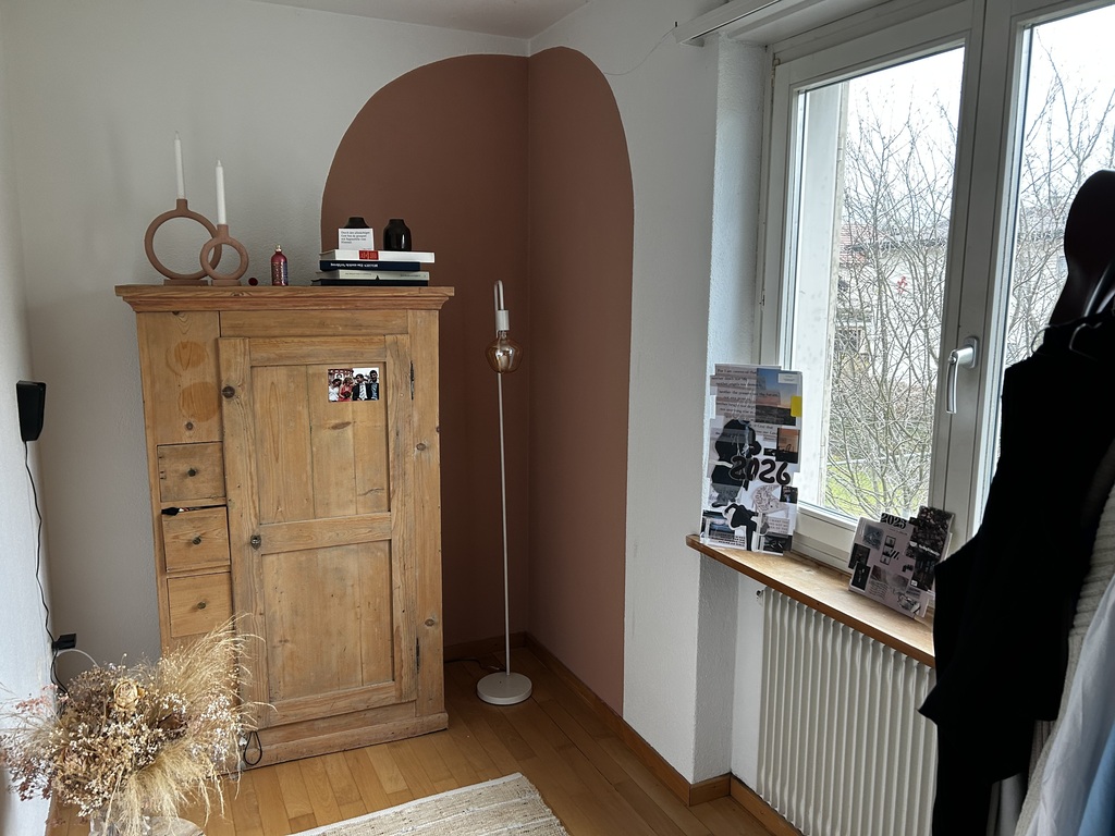 Ankleidezimmer, könnte als kleines Schlafzimmer genutzt werden Matratze an den Boden