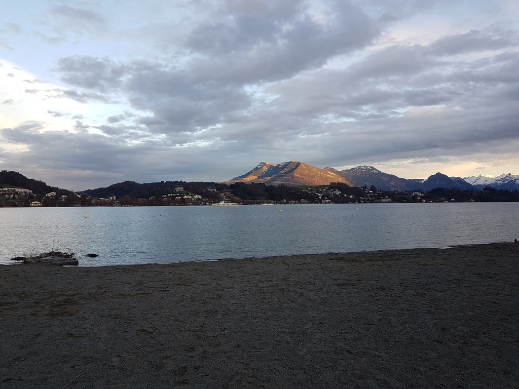 Sicht auf Rigi vom See, Luzern Januar 2018 / View to mount Rigi from Luzern 1/2018