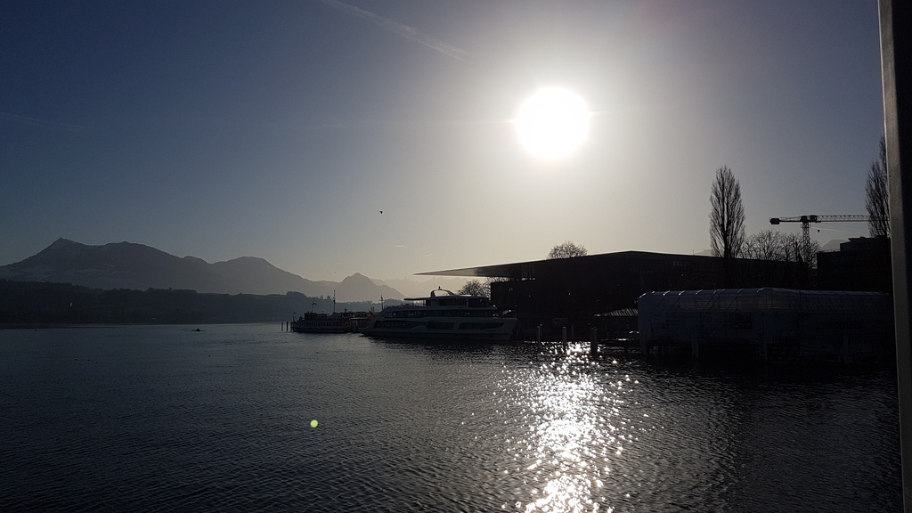 Kunst- und Kongresshaus mit Berg Rigi 
