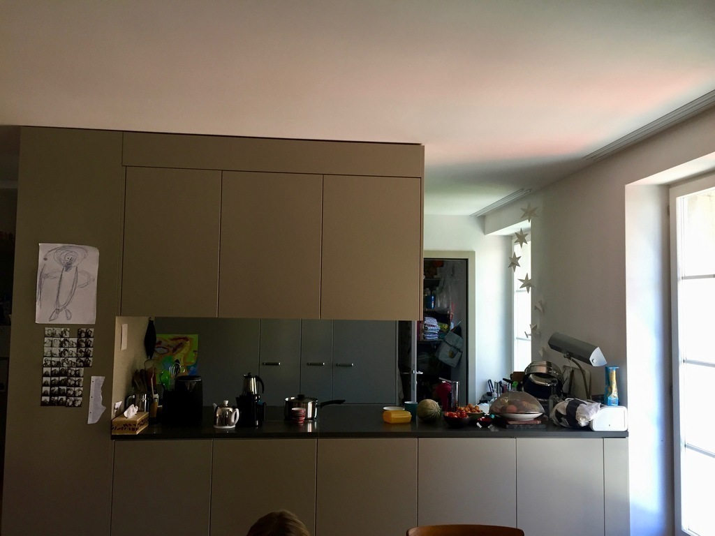 (1) Küche/Wohnzimmer (living room, kitchen)