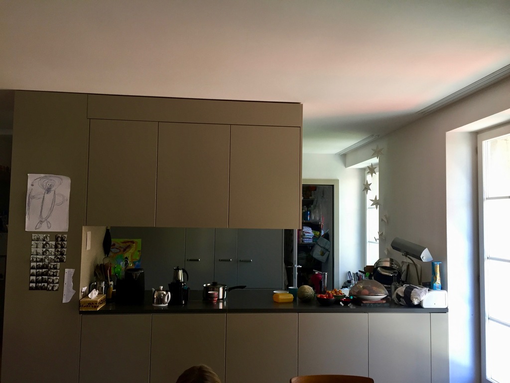 (1) Küche/Wohnzimmer (living room, kitchen)