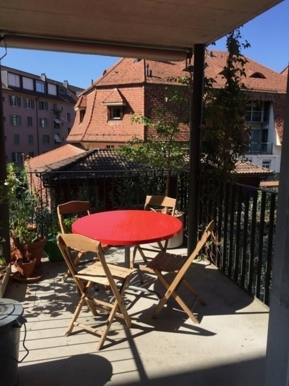(1) Balkon gegen den Hof in Wohnzimmer/Küche (living room, kitchen; balcony)