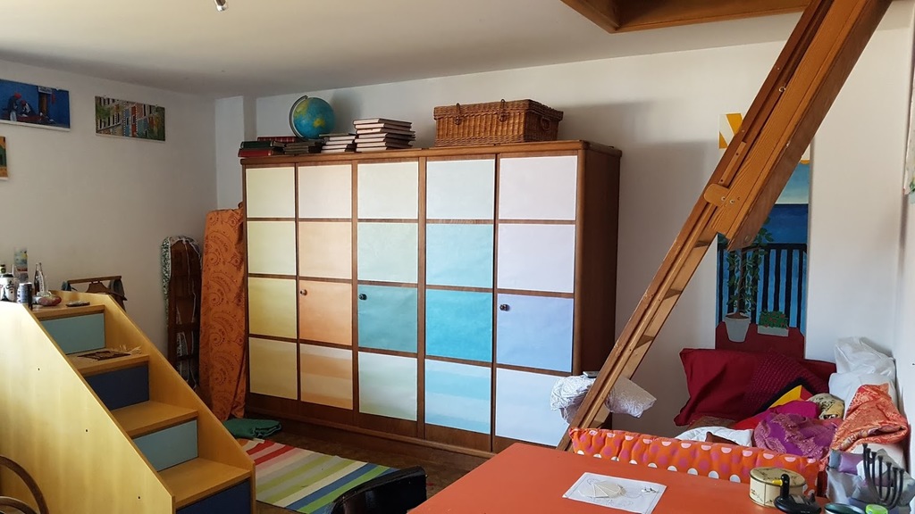 room with single bed