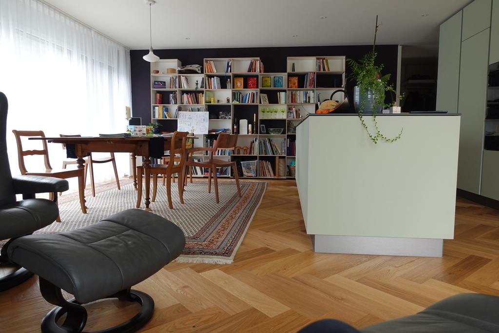 Grosszügiges Wohn- und Esszimmer mit Küche