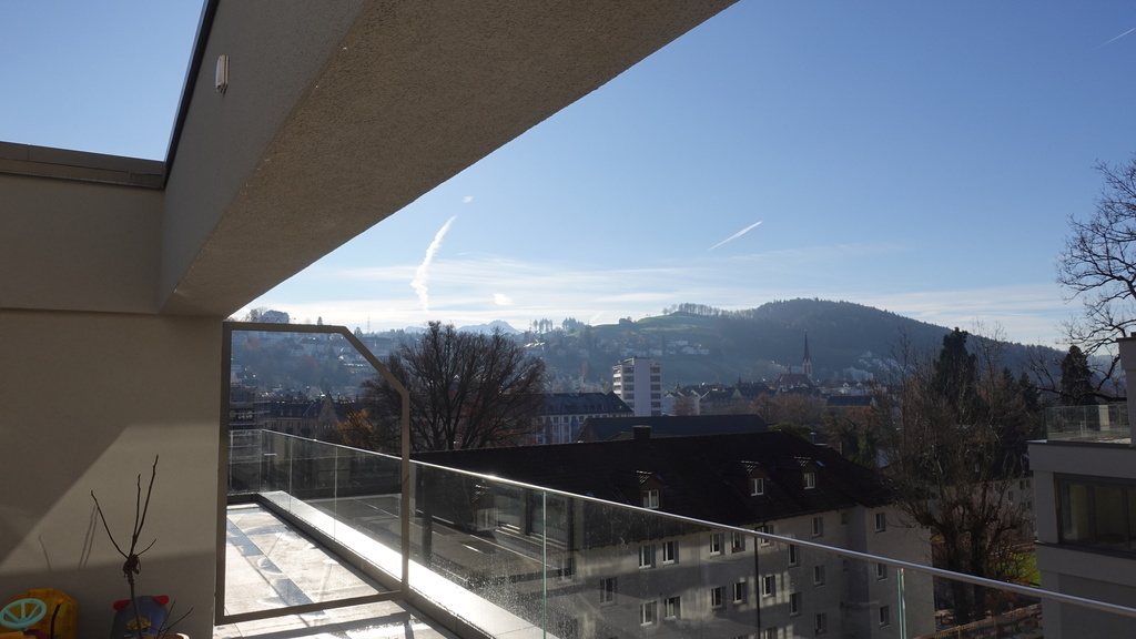 Blick von der Terasse über die Stadt zum Alpstein mit dem höchsten Berg der Region. Säntis 2505 müM