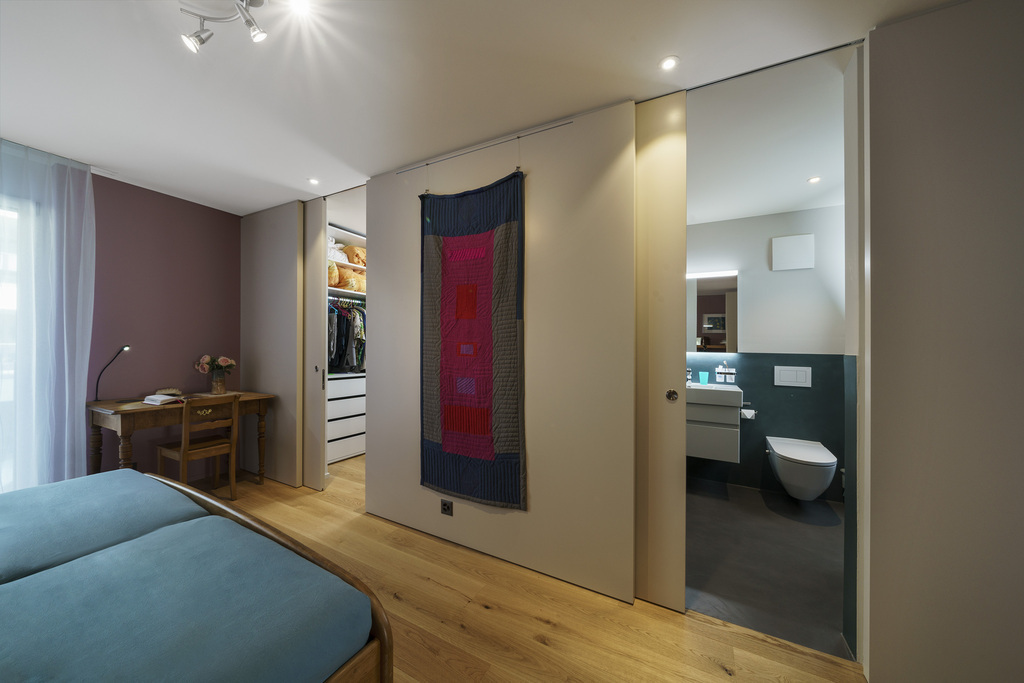 Schlafzimmer 1 mit Doppelbett und direktem Zugang zu WC-Bad-Dusche