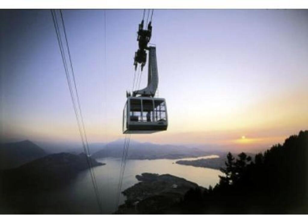 Several cablecars bring you to spectacular views and hiking tours in the mountains. 