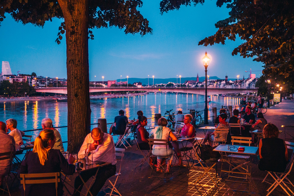 There are many cafés (Buvetten) along the Rhine