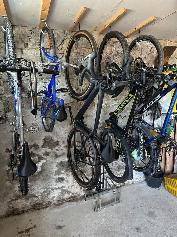 2 electric bikes (45km/h), 1 gravel bike, 3 mountain bikes (older ones)