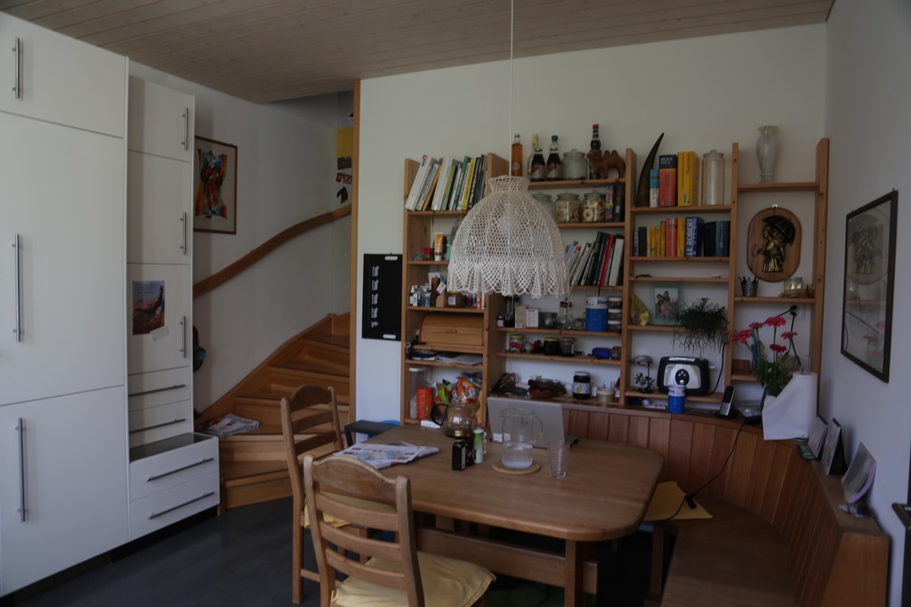 Küche mit Treppe zu Wohn-/Schlafbereich