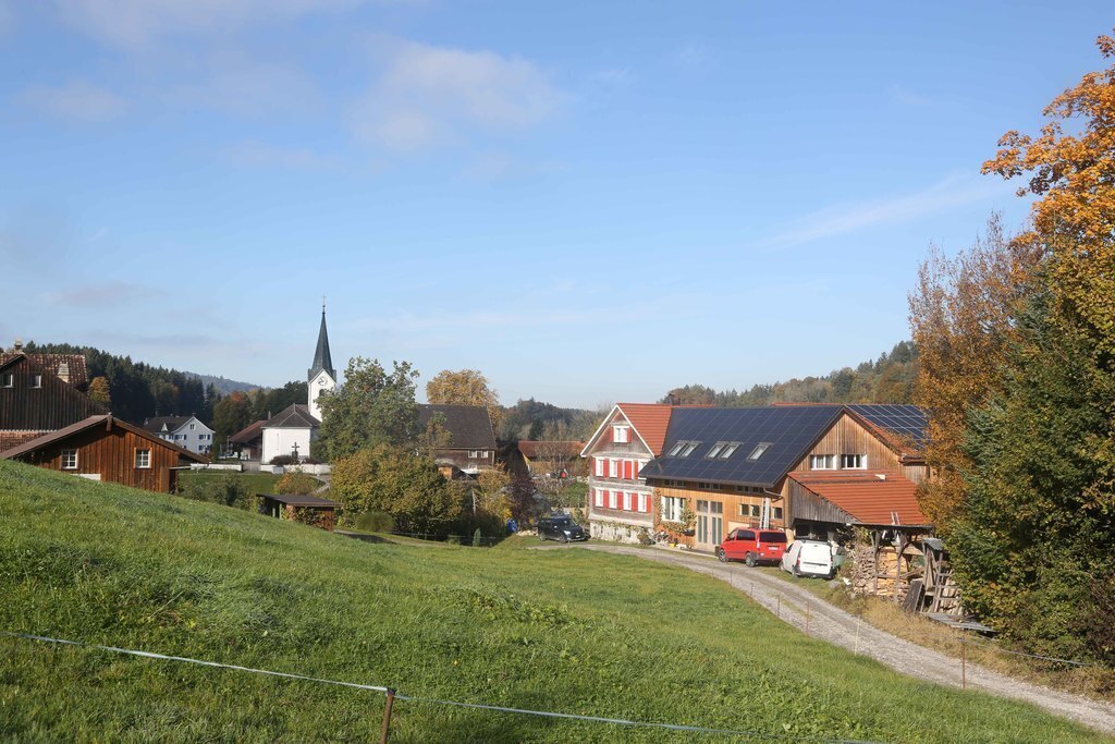 hinter dem Bach liegt das kleine Dorf, ruhige Lage, trotzdem schnell auf der Autobahn oder dem ÖV