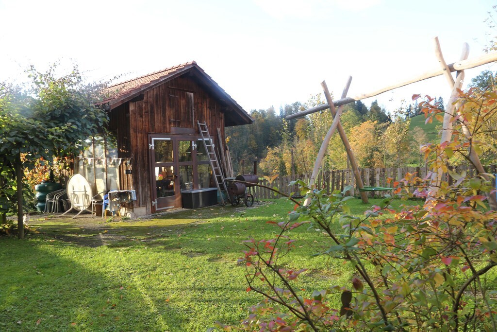 Gartenhaus mit Spielplatz