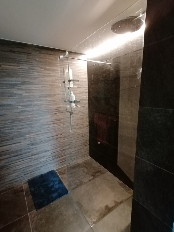Italian shower in ensuite bathroom